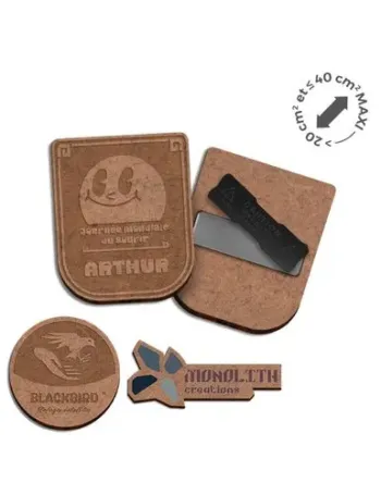 BADGE MDF EP 3 mm AVEC AIMANT ENTRE 20 cm2 ET 40 cm2 MAXI