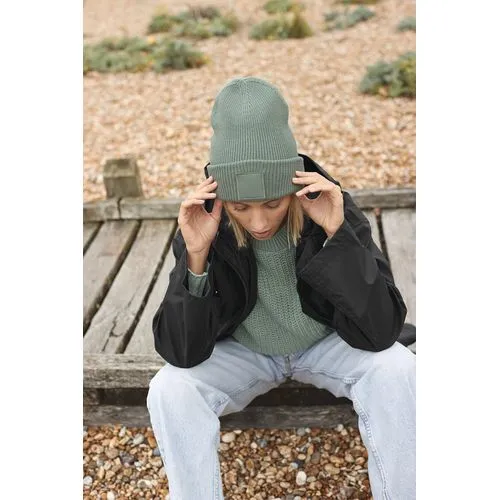 Bonnet à large revers avec patch ton sur ton