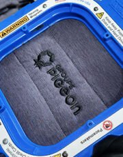 hop-broderie-personnalisee-textile-groupe-pigeon broderie personnalisée avec logo entreprise sur doudoune