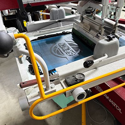 Sérigraphie textile : carrousel automatique