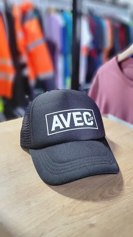 Casquette trucker noire imprimée du logo blanc « AVEC »