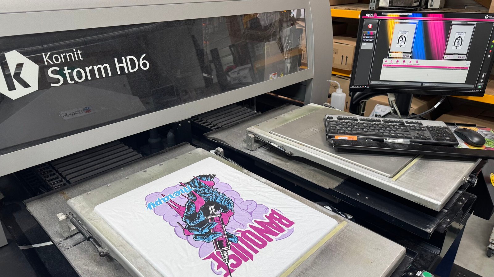 Impression numérique directe d’un visuel multicolore sur un t-shirt blanc, sur la Kornit Storm HD6 de l’atelier HOP Textile