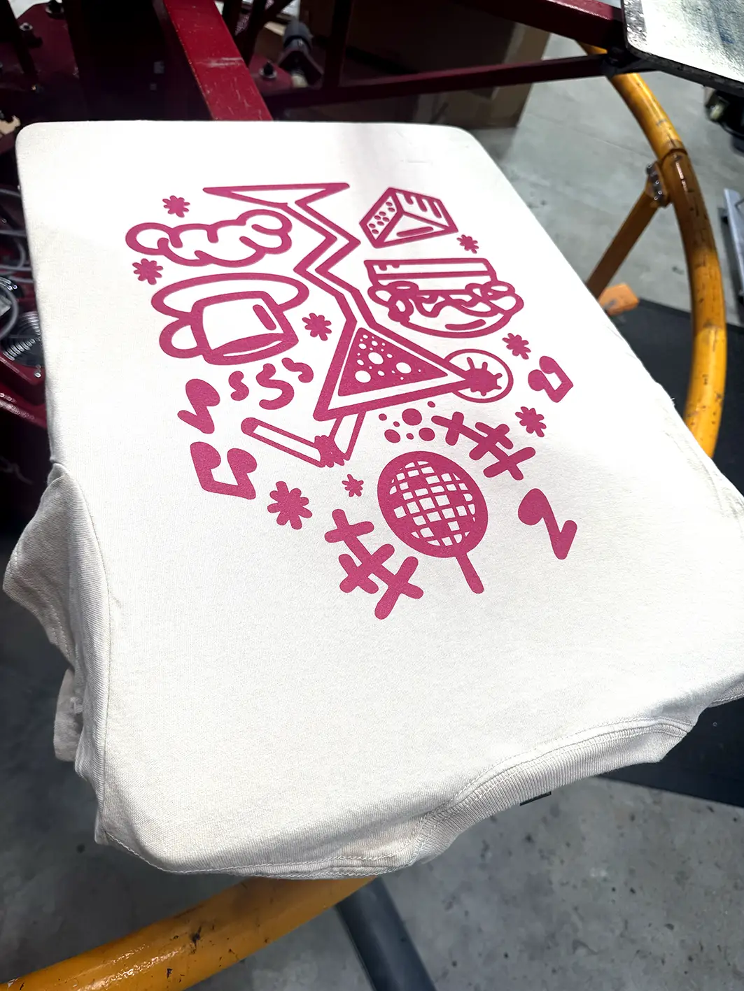 T-shirt blanc sérigraphié d'un grand visuel rose