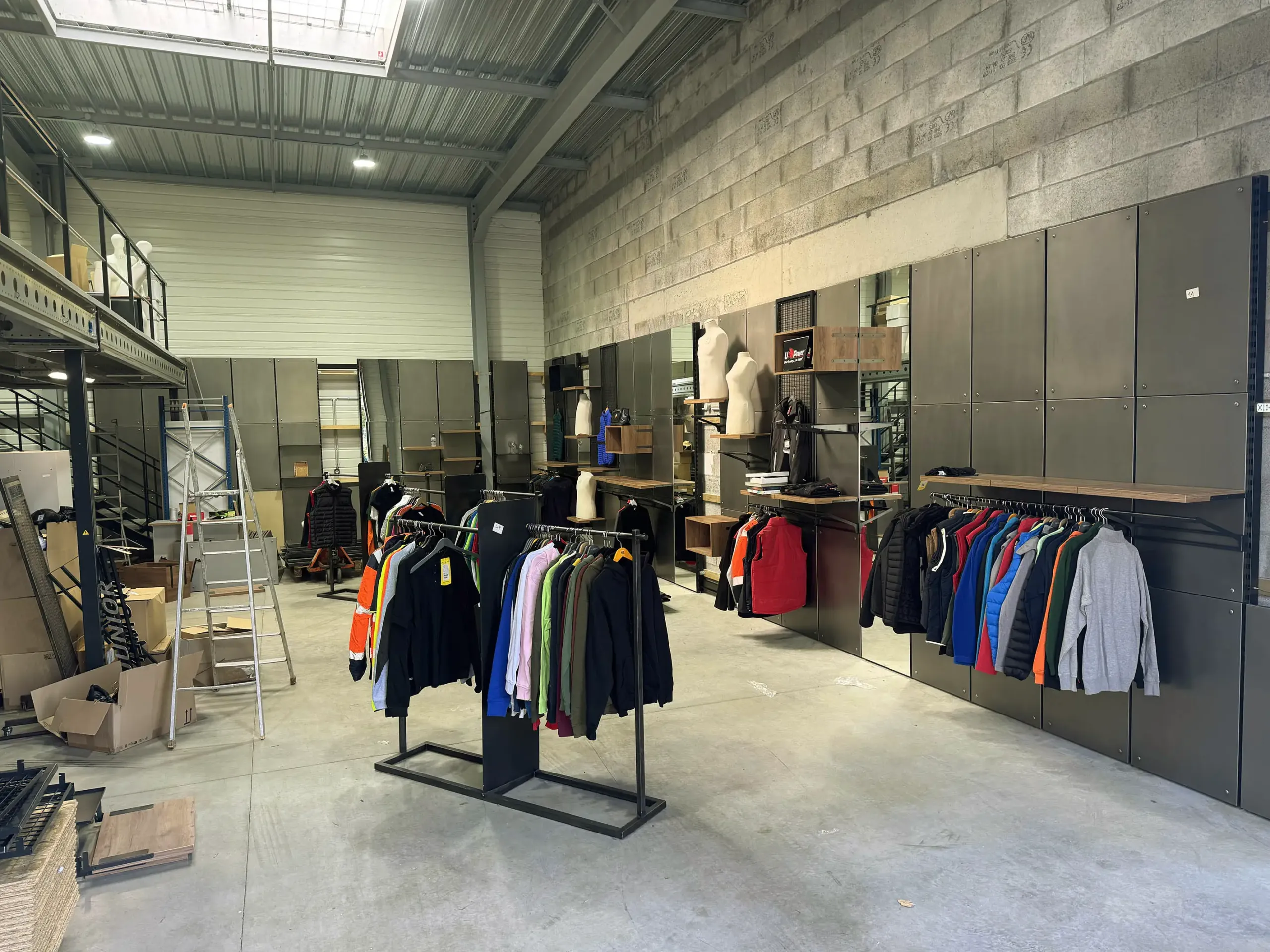 Le showroom HOP Textile à Domloup : portants de vestes, polaires et sweats