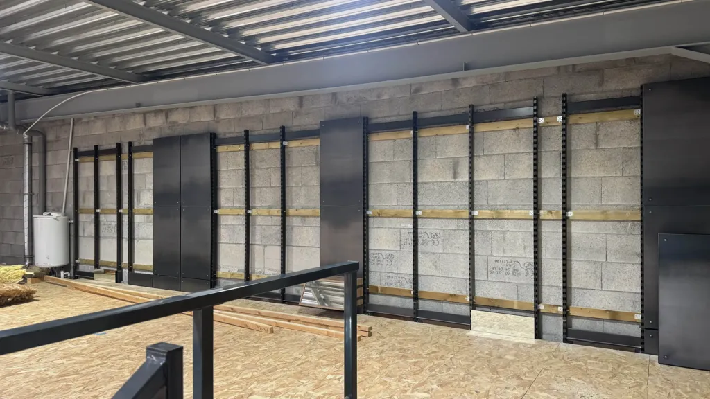 Mezzanine du showroom HOP Textile en cours d&rsquo;aménagement