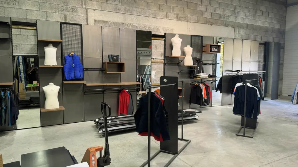 Mannequins, vestes et polos exposés au showroom HOP Textile